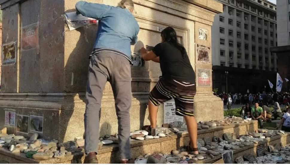 el-gobierno-se-desligo-del-acto-vandalico-sobre-las-piedras-en-plaza-de-mayo