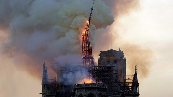 el-feroz-incendio-de-la-famosa-catedral-de-notre-dame-llega-a-netflix-en-una-miniserie-documental
