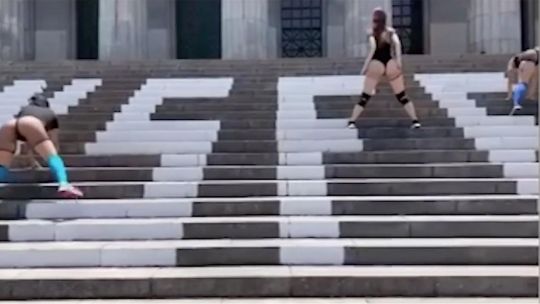 militantes-feministas-bailaron-y-pintaron-la-escalinata-de-la-facultad-de-derecho-por-la-reforma-judicial